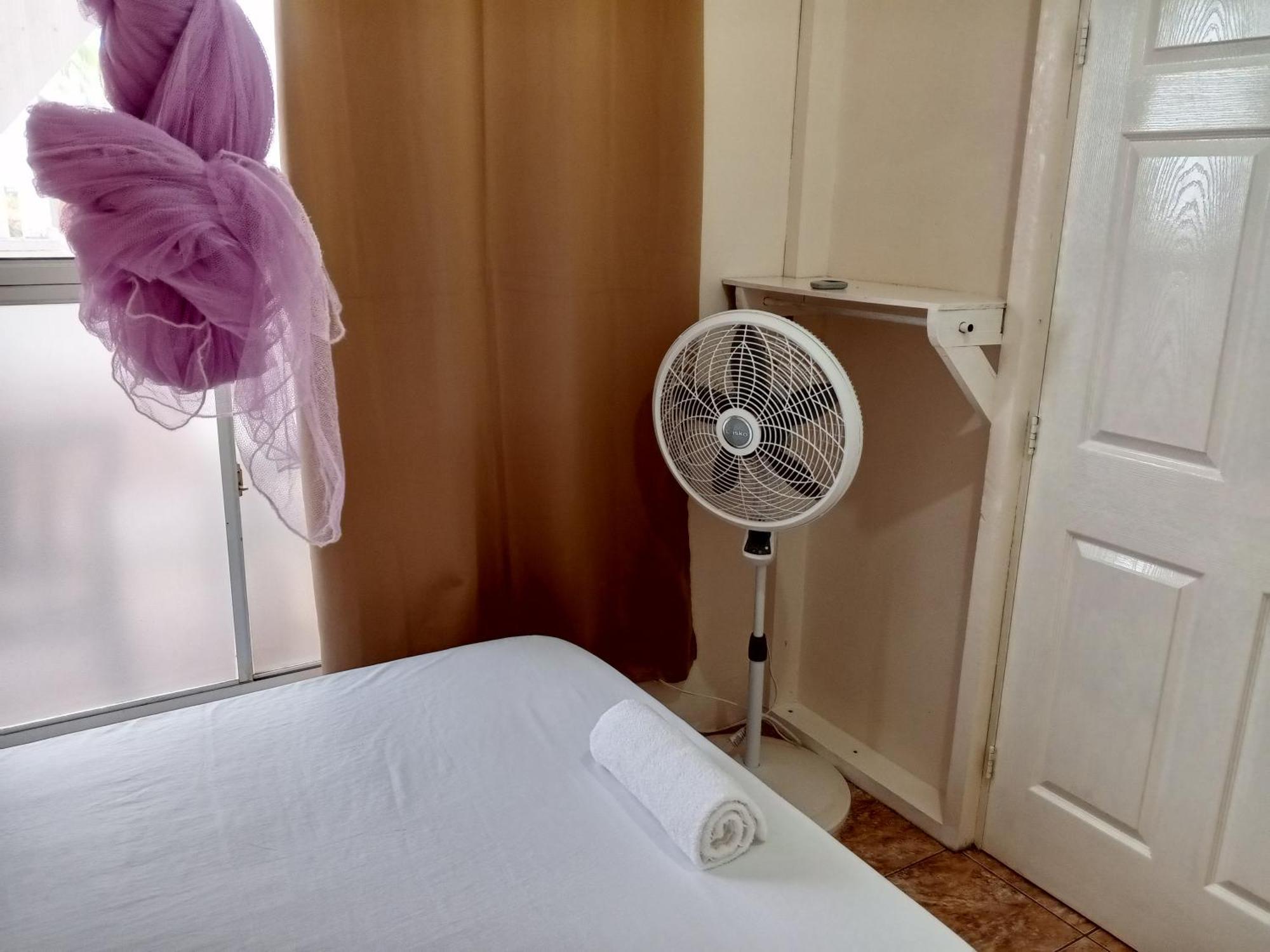 Christina'S Guest House Official Малий Кукурудзяний острів Екстер'єр фото