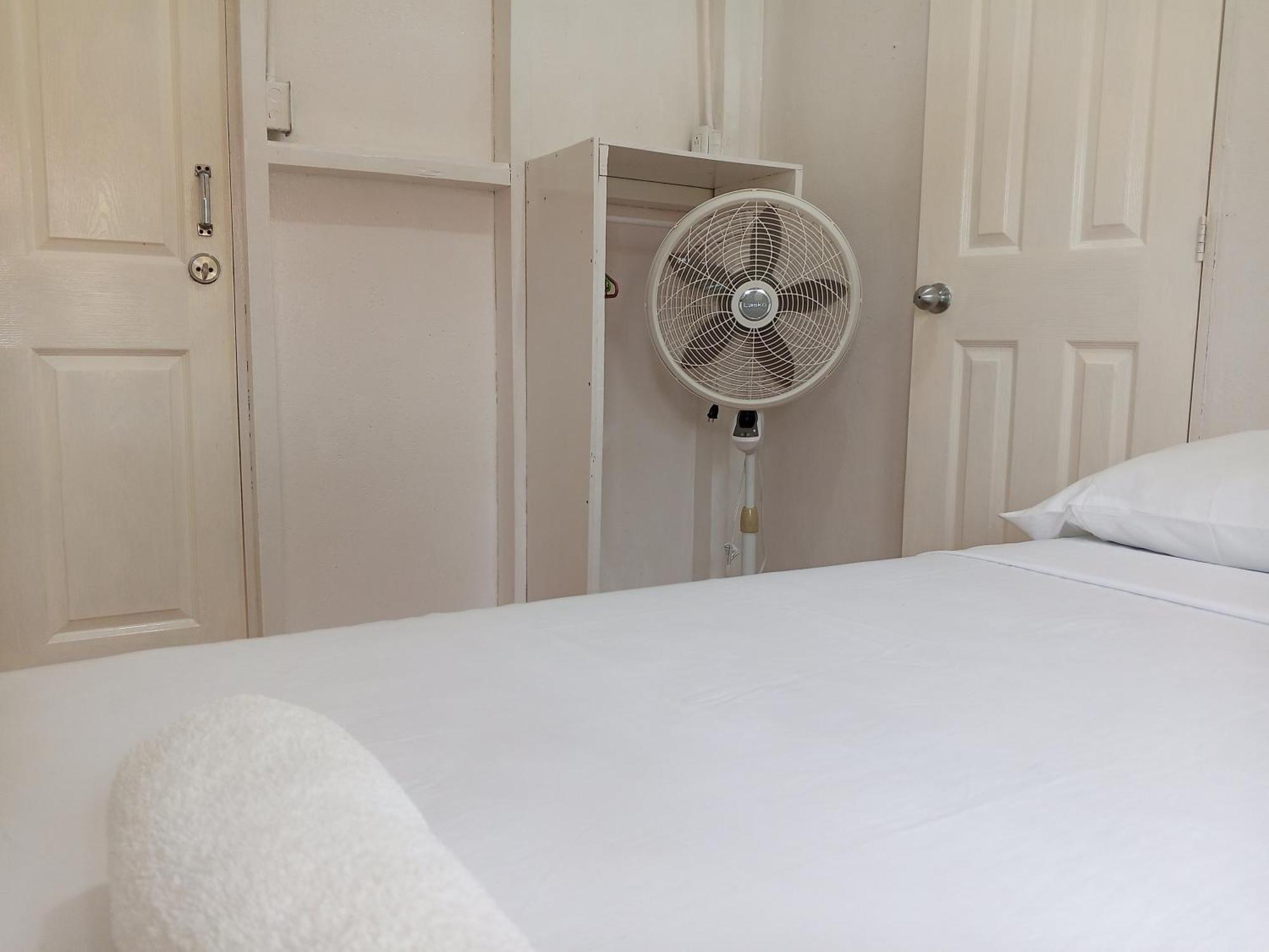 Christina'S Guest House Official Малий Кукурудзяний острів Екстер'єр фото